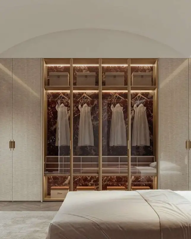 Chambre, dressing éclairé sous une arche.