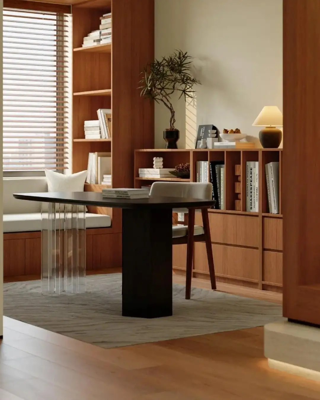 Bureau, bibliothèque en bois chaud.