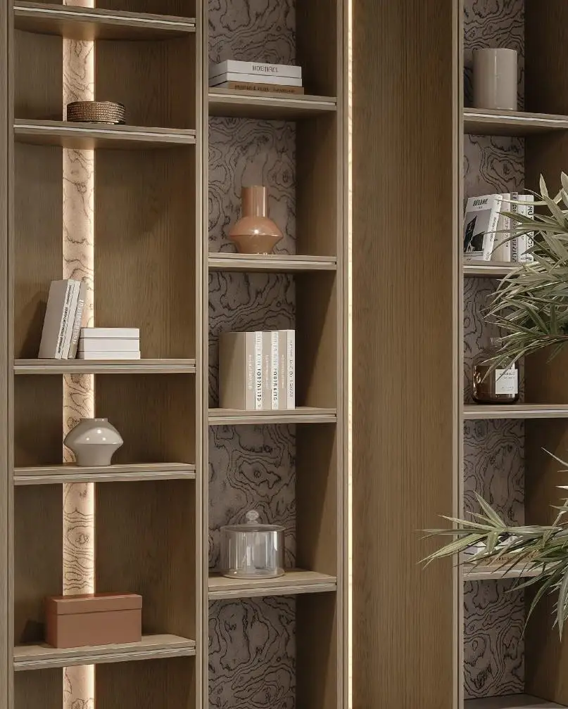 Bibliothèque en bois arrondi, fond de pierre.